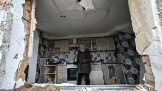 Liubov Onyschenko contempla lo que queda de su casa en la localidad ucraniana de Kupriianivka tras el impacto de un misil ruso.