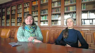 Olena Drozd y Carmen Castañeda, ayer, en una de las bibliotecas de la Estación Experimental Aula Dei del CSIC en Zaragoza.