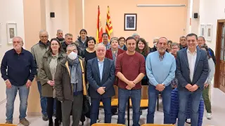 Fernando Sabés, Paco Mateo, Ángel Almuzara y Miguel Gracia junto con integrantes de la agrupación del PSOE de Tamarite de Litera.