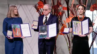 Natallia Pintsyuk, en representación de su marido Ales Bialiatski; Jan Rachinsky y Oleksandra Matviichuk posan con sus medallas.
