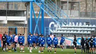 Los jugadores del Real Zaragoza, en el corrillo previo al inicio de un entrenamiento.