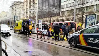 Una mujer cae en la vía del tranvía en el centro de Zaragoza.