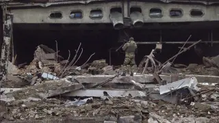 Destrozos causados por un ataque en Jarkov.