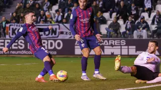 Joaquín, en la acción en la que marcó el gol del Huesca frente al Burgos.