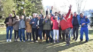 Vecinos de Cerler celebrando el cuarto premio de la Lotería de Navidad.