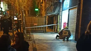 Bomberos de Zaragoza acudieron este lunes por la noche a un aviso en el paseo de Pamplona, tras quedarse encerradas dos jóvenes en una tienda de ropa.