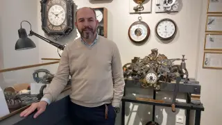 El relojero Fermín Pérez de Mezquía en su taller de relojería, en la calle de Josefa Amra y Brobón nº1 de Zaragoza.