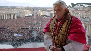 Joseph Ratzinger, tras ser elegido papa en abril de 2005.