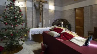 Imagen facilitada por la Santa Sede de la capilla ardiente del papa emérito Benedicto XVI en el Vaticano.