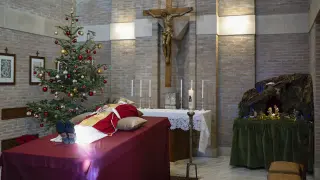 Imagen facilitada por la Santa Sede de la capilla ardiente del papa emérito Benedicto XVI en el Vaticano.