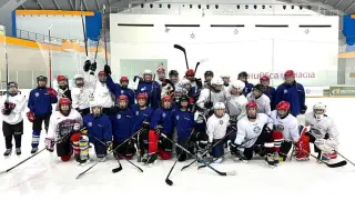 Participantes en la tecnificación nacional de hockey hielo desarrollada en Jaca.