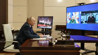 El presidente ruso, Vladimir Putin, asiste a una ceremonia para lanzar la fragata Almirante Gorshkov a la misión de combate, a través de un enlace de video en Moscú.