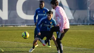 Cristian Álvarez, en un rondo junto al nuevo fichaje Alarcón y al retornado Igbekeme, en un entrenamiento de esta semana.