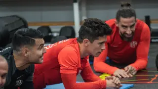 Juanjo Nieto, entre Andrés y Mateu, durante el entrenamiento llevado a cabo este viernes en el gimnasio.
