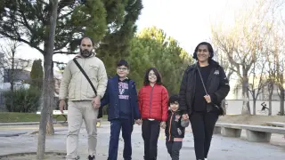 Sohrab y Manizha Basharat con sus hijos Siavash, Adrina y Kiavash, en un parque de Huesca.