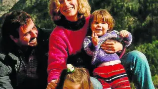 Gala Gracia, a la derecha, con sus padres y hermana en el valle de la Pineta (1990).