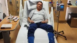 Fotografía publicada por el expresidente brasileño Jair Bolsonaro Jair M. Bolsonaro en sus redes sociales donde aparece acostado en un lecho hospitalario en la ciudad de Orlando, Florida (EE.UU.)