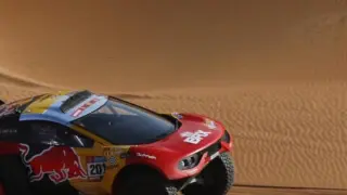 Loeb, en acción en la undécima etapa del Dakar Rally