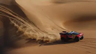 Loeb, en acción en la undécima etapa del Dakar Rally