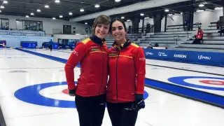 Carmen Pérez, a la izquierda, y Daniela García compiten en curling.
