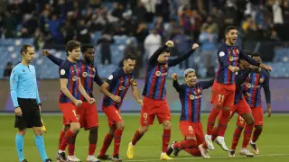 Los jugadores del Barça celebran el pase a la final de la Supercopa tras derrotar al Betis en los penaltis