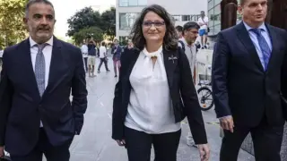 Mónica Oltra, junto a sus abogados, Miguel Ferrer (i) y Daniel Sala (d), a su salida de un juicio en la Ciudad de la Justicia de Valencia, a 19 de septiembre de 2022