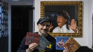 Francho Angás, en el bar Sanpedro, con los discos y ante una imagen de Little Richard.