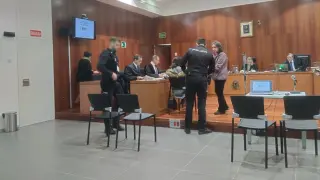 La acusada, Carmen Villa, antes de comenzar la tercera sesión del juicio en la Audiencia de Zaragoza.