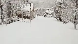 El tren Canfranero se abre paso entre la nieve