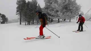 Los primeros esquiadores de la temporada se deslizan por las pistas de Valdelinares.