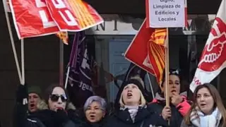 Las trabajadoras de la limpieza de edificios y locales de Huesca en el quinto día de huelga indefinida.