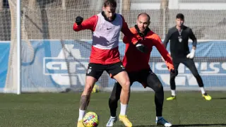 Jérémy Blasco trata de arrebatar la pelota a José Ángel Carrillo.
