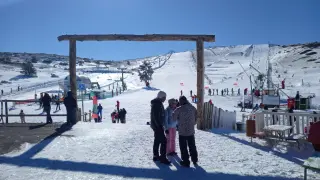 Los primeros esquiadores disfrutan de las pistas de Javalambre.