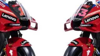 Francesco Bagnaia (izda) y Enea Bastianini (dcha) a lomos de las Desmosedici GP de Ducati para el Mundial de Motociclismo de 2023