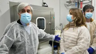 Juan José Badiola junto a Maru Díaz en el Centro de Investigación de Encefalopatías y Enfermedades Transmisibles Emergentes.