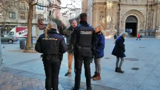 Amadeo Escolán, con la patrulla de la Policía Nacional que ha acudido a la oficina de la Seguridad Social de Zaragoza.