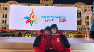 Las jugadoras de curling Aurora Tesa y Paula Oliván, en el FOJE.