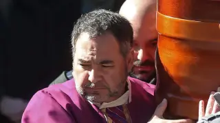 El féretro del sacristán Diego Valencia sale a hombros de la Iglesia de La Palma, tras la misa funeral.