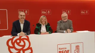 Momento de la rueda de prensa en la sede del PSOE de Huesca con Alfredo Sancho, Begoña Nasarre y Rubén Villacampa.