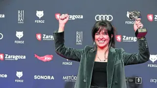 Marta Longás posa junto a su premio
