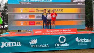 Sergio del Barrio (centro) posa con la medalla de oro conseguida en el Campeonato de España de campo a través.