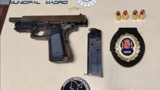 Pistola y cartuchos intervenidos por la Policía Municipal de Madrid.