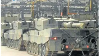 Varias unidades del tanque Leopard 2A4 aparcados en el centro logístico de Casetas, en Zaragoza.