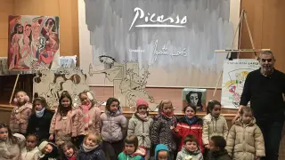 Agustín Lorés con niños y niñas participantes en el programa 'Menudo Arte' que conmemora el 50º aniversario de la muerte de Picasso.