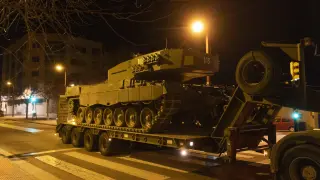 Un tanque Leopard sale del cuartel de Casetas (Zaragoza) hacia Sevilla