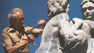 El artista trabajando con una escultura, en una imagen de archivo.