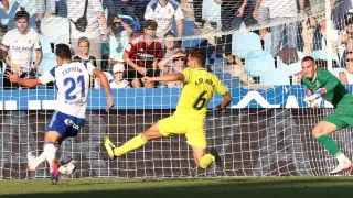 Zapater, en el momento de marcar el 2-1 con el que el Real Zaragoza ganó 2-1 al Villarreal B en La Romareda en el minuto 92.