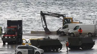 Carga en el puerto de Bilbao de la primera remesa de vehículos blindados de transporte de tropas TOA M-113 para Ucrania.