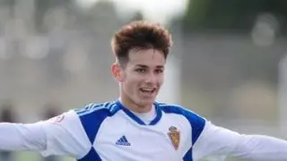 Pau Sans, ariete zaragozano del equipo juvenil de División de Honor, celebra uno de sus goles esta temporada.