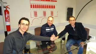 El alcalde Miguel Iranzo, junto al propietario de la nueva empresa, Xavi Soriano (dcha) y su hijo
